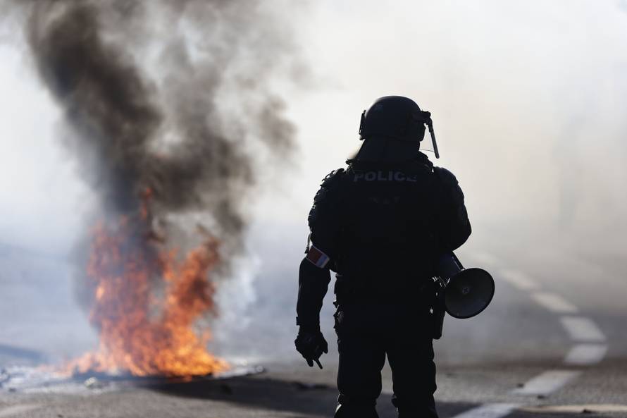 France student protest through the streets of Brest