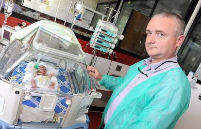 Pionirski zahvat: Malom Karlu srce su operirali u inkubatoru