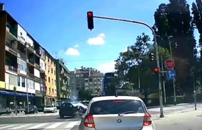 VIDEO Trenutak sudara u Zagrebu: Dva auta sudarila se na križanju na Trešnjevci