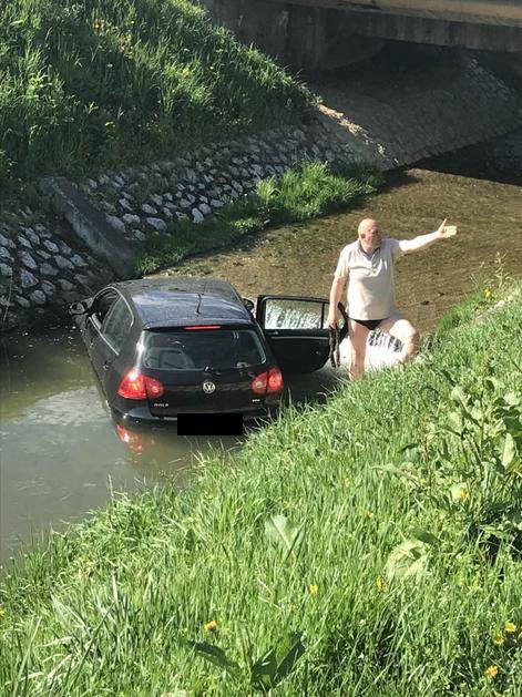 Stavio auto u krivu brzinu pa završio u zagrebačkom potoku