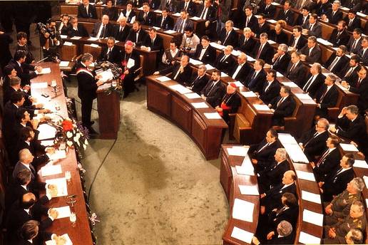 Bo&zcaron;i&cacute;ni se ustav pisao i na pla&zcaron;i
