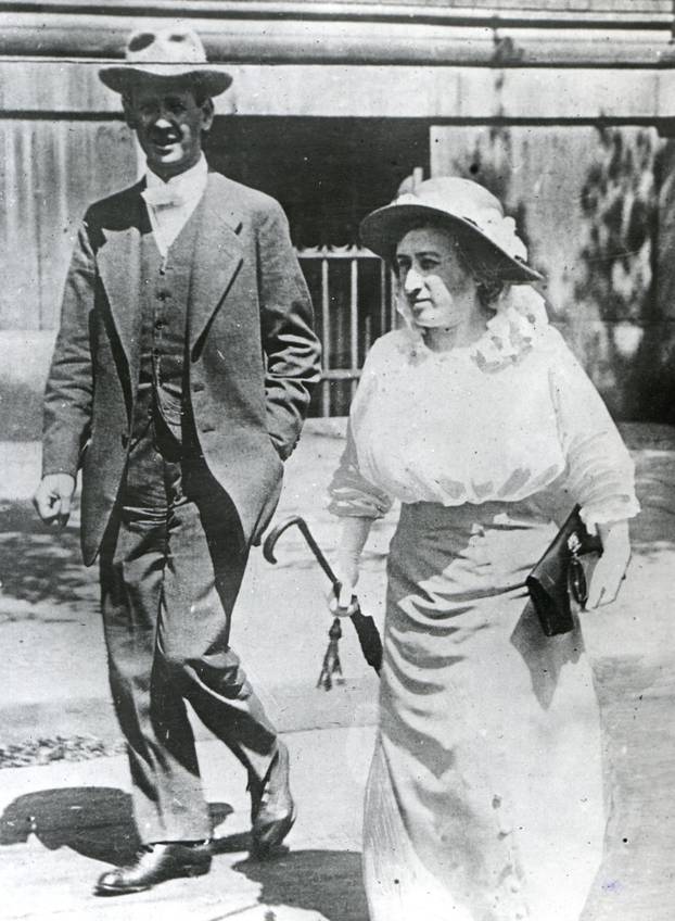 Rosa Luxemburg und Paul Levi (?) / Foto 1914