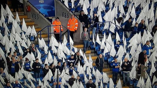 Je li ovo stadion Leicestera ili sastanak Ku Klux Klanovaca?!