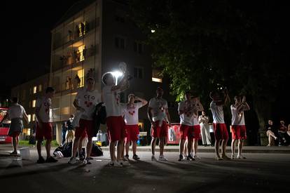 FOTO Veliki doček za prvake u futsalu: Kod studentskog doma bile stotine ljudi, palili baklje