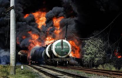 Vlak s naftom naletio na minu i eksplodirao u Goriju