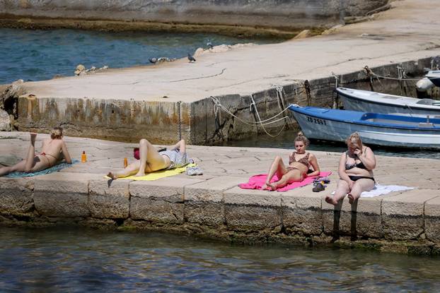 Zadar: Visoke temperature u Zadru, građani potražili osvježenje na plaži