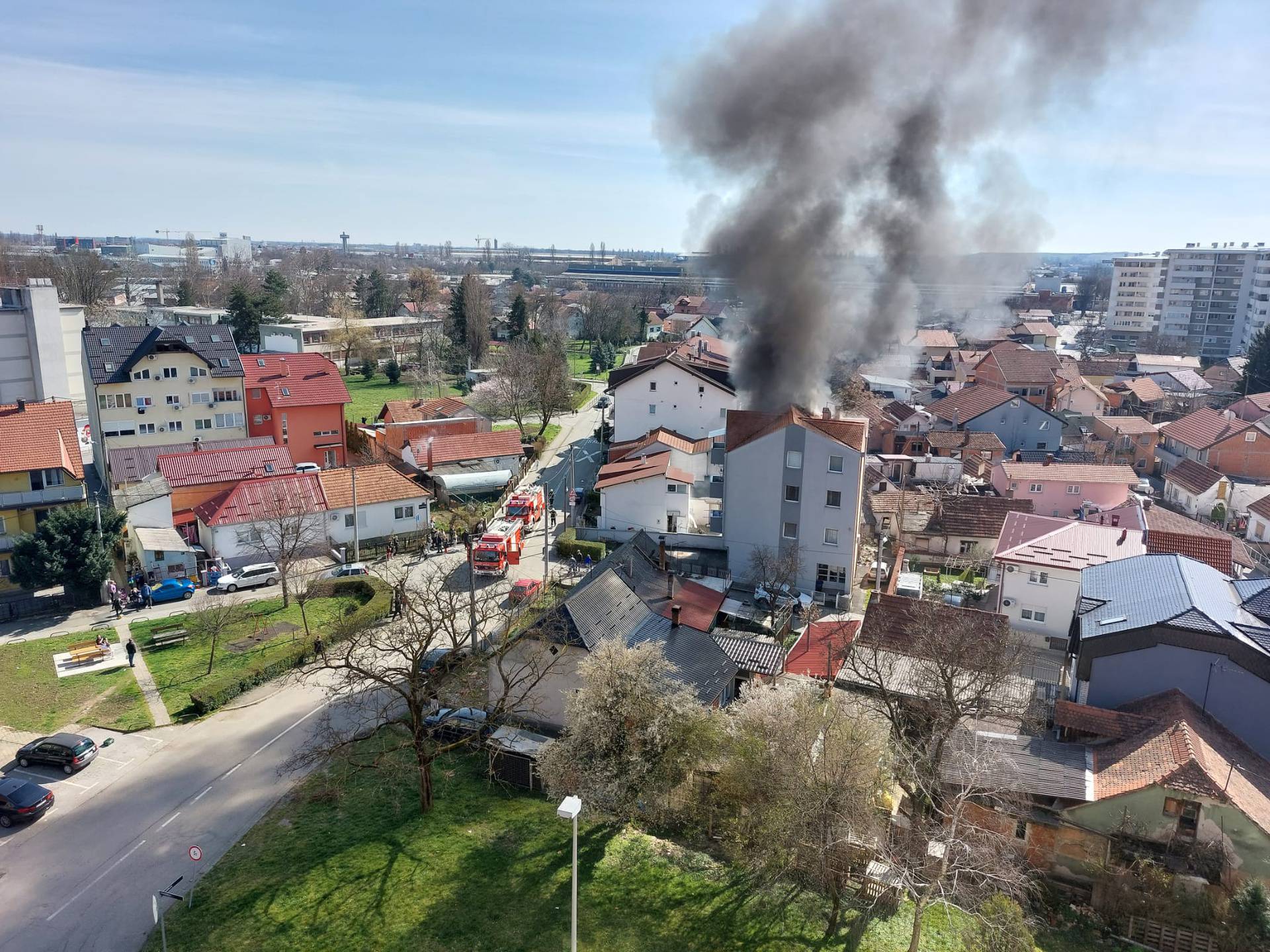 VIDEO Buktinja u Zagrebu: Na Ferenščici se zapalila garaža uz zgradu. U njoj bilo eksploziva?