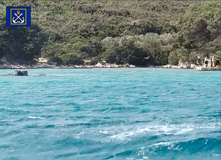 Buktinja na otoku Pašmanu! U uvali gorjela brodica i potonula, spasili su troje Nijemaca...