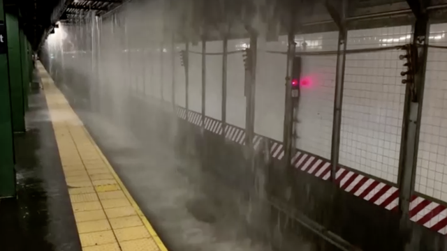 VIDEO Poplava u centru New Yorka: Stari vodovod 'popustio' i poplavio ulice i podzemnu...