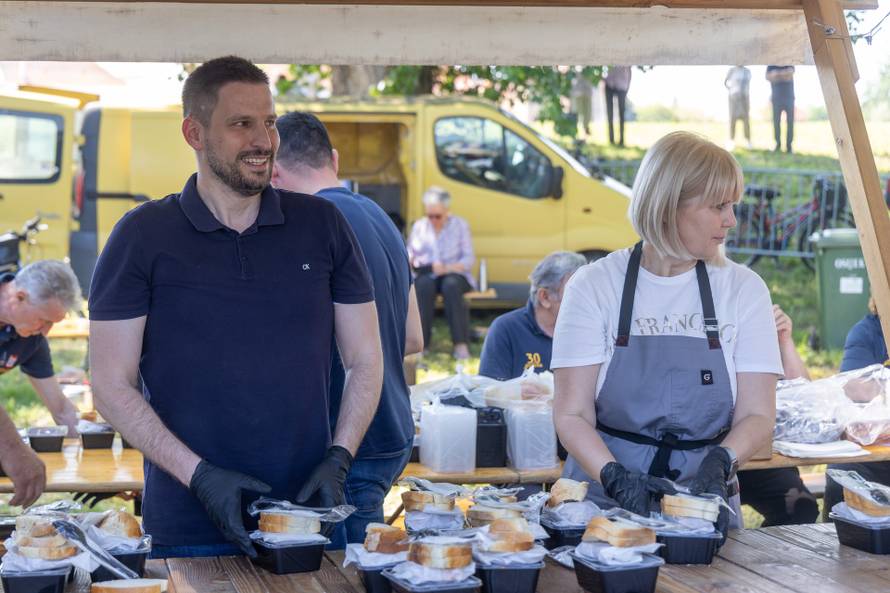 Osijek. Podjela graha na lijevoj obali Drave na Praznik rada