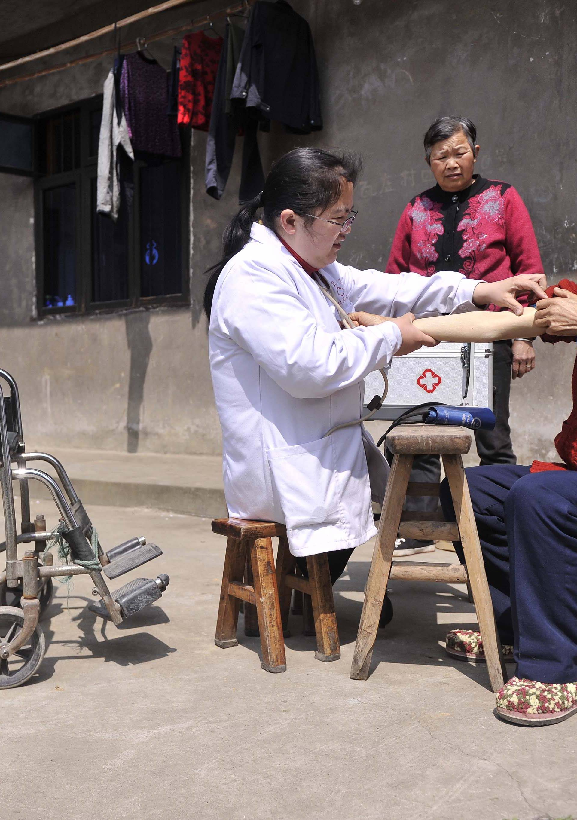Liječnica pomaže 6000 ljudi, nema noge i hoda s klupicama
