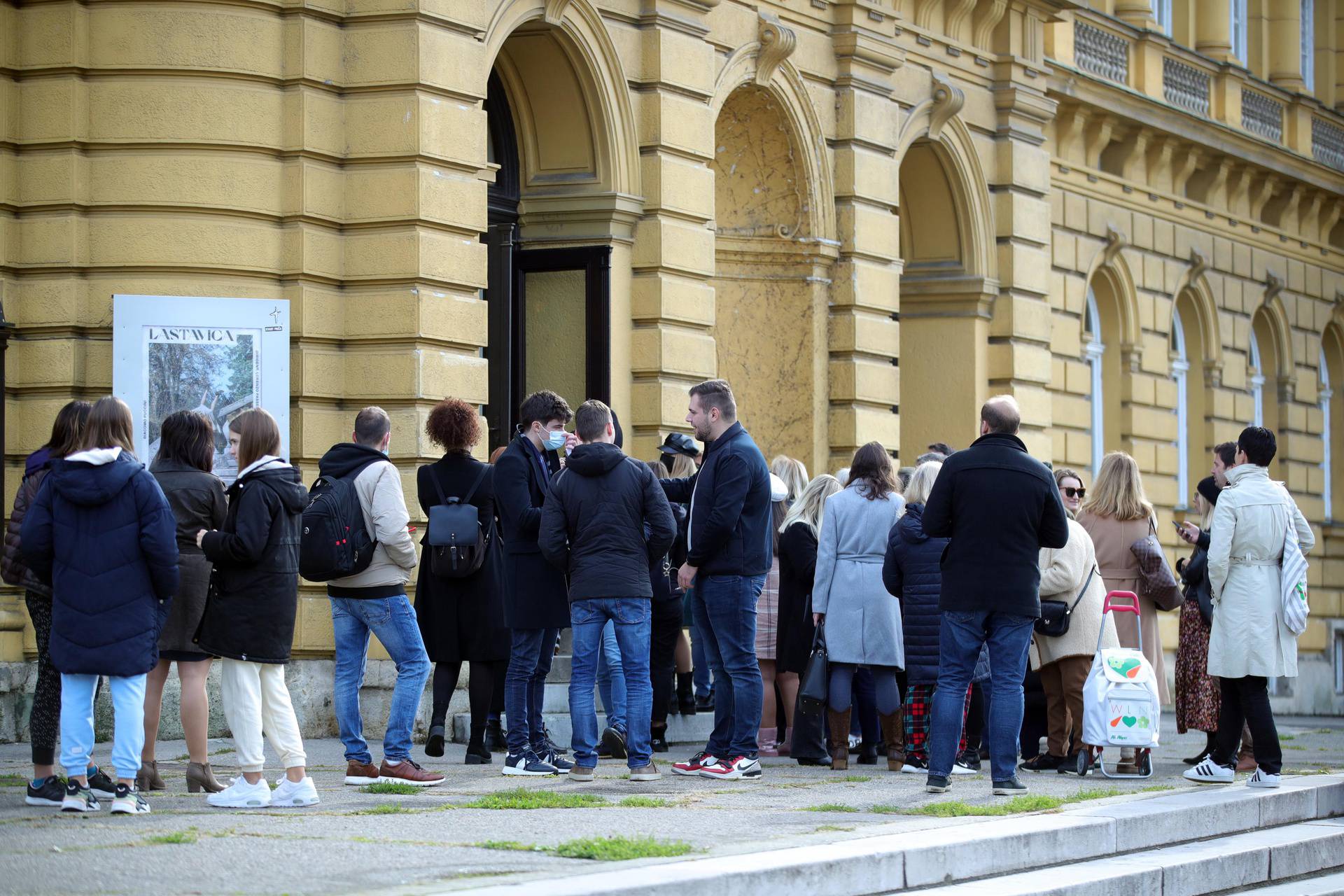 Zagreb: Ispred HNK  je krenula prodaja ulaznica za balet Orašar 