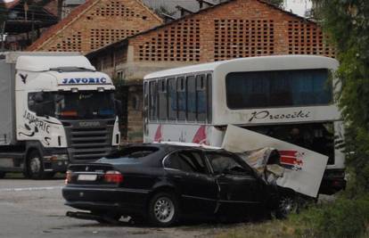 Pregrada: BMW-om udario u bus, izgorio je suvozač