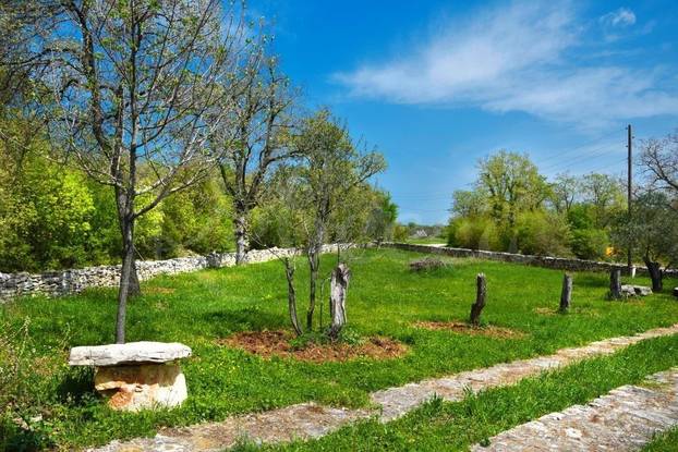 FOTO I ovoga ima: Netko u Istri prodaje kažun - kamenu kućicu. Ima 17m2, a ovo joj je cijena