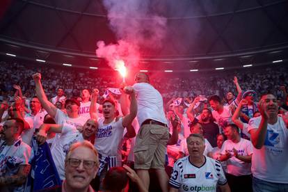 FOTO Luda fešta u Zadru: Baklje i pjesma za nove-stare prvake