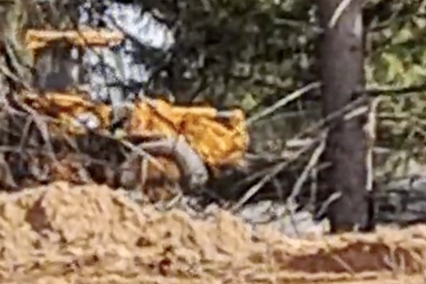 Bager rasipa plastični i opasni otpad u Gospiću