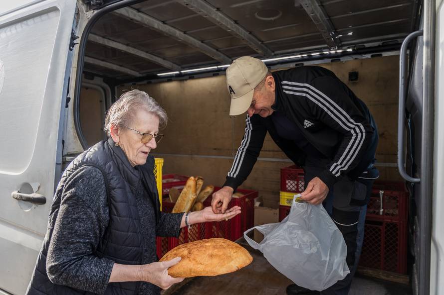 Katuni Kreševo: Reportaža o dostavi kruha u malenim zaselcima Dalmatinske zagore