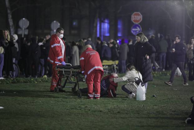 Velik broj mladih zabavlja se ispred HNK-a uz glazbu uličnih svirača