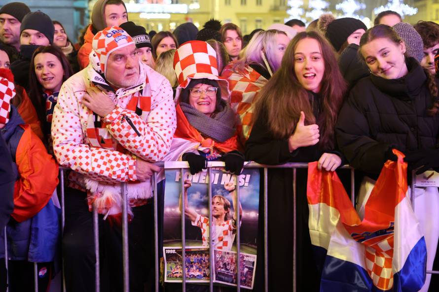 Zagreb: Navijači gledaju utakmicu između Hrvatske i Argentine na Trgu bana Josipa Jelačića