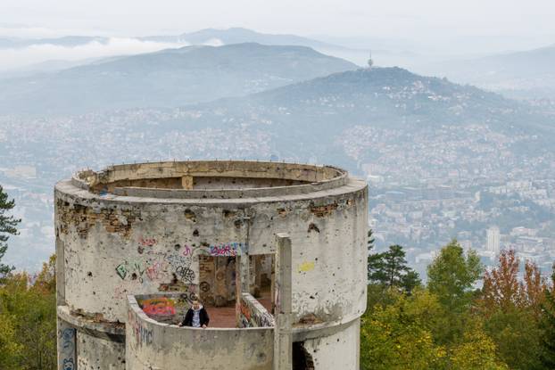 Pogled iz zraka na najpoznatiji sarajevski opservatorij Bistrik kula na Trebeviću