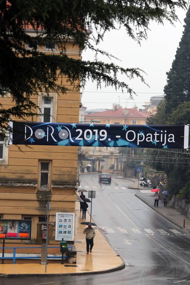 Opatija: Transparent Dora 2019 na ulazu u centar grada uocÄ festivala Dora