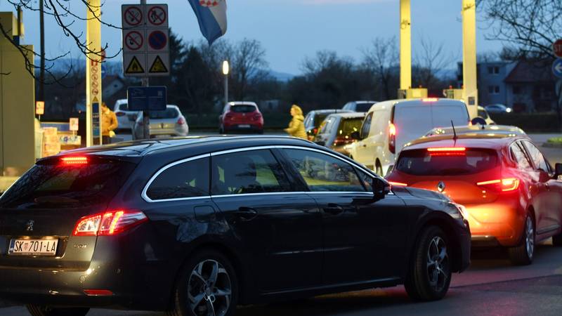 FOTO Gužve po gradovima, vozači prije ponoći u redovima čekaju na gorivo po nižoj cijeni