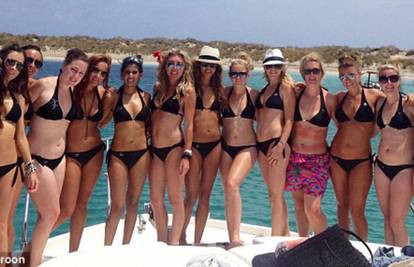 U istim bikinijima: C. Rooney s prijateljicama odmara na Ibizi