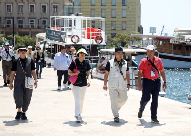 Šibenik: Po najve?oj temperaturi turisti razgledavaju ljepote grada