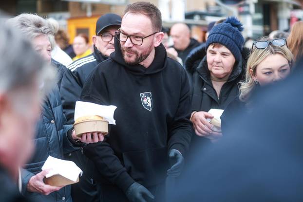 Velika Gorica: Gradona?elnik Krešimir A?kar povodom Uskrsa dijelio gra?anima prženu srdelu