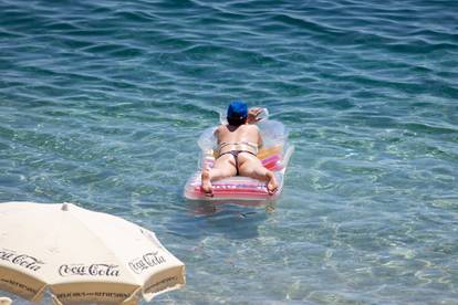 Plaže u Splitu i Dubrovniku pune turista koji hvataju sunce