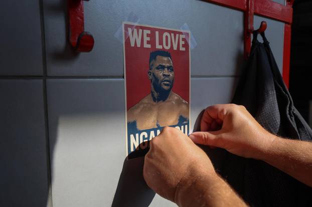 Stipe Miočić prvi se put u životu spustio niz šipku u vatrogasnoj postrojbi Zagreb