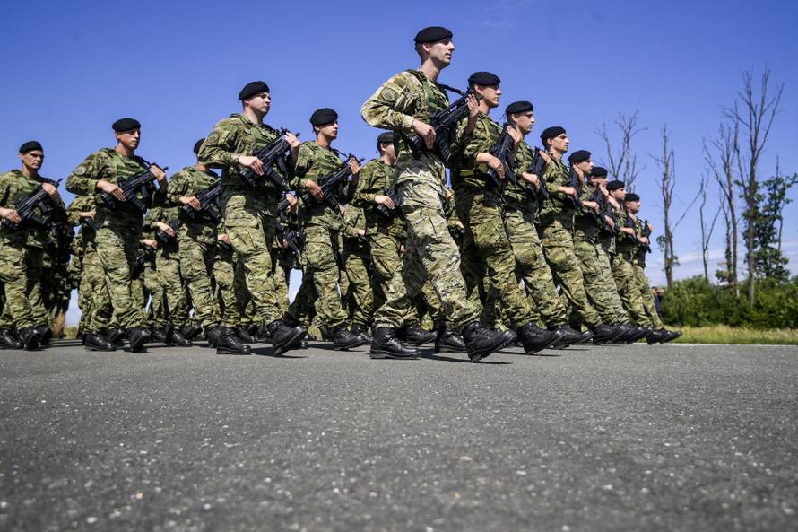 Velika Gorica: Uvježbavanje pješačkih postroja Hrvatske vojske za svečani vojni mimohod