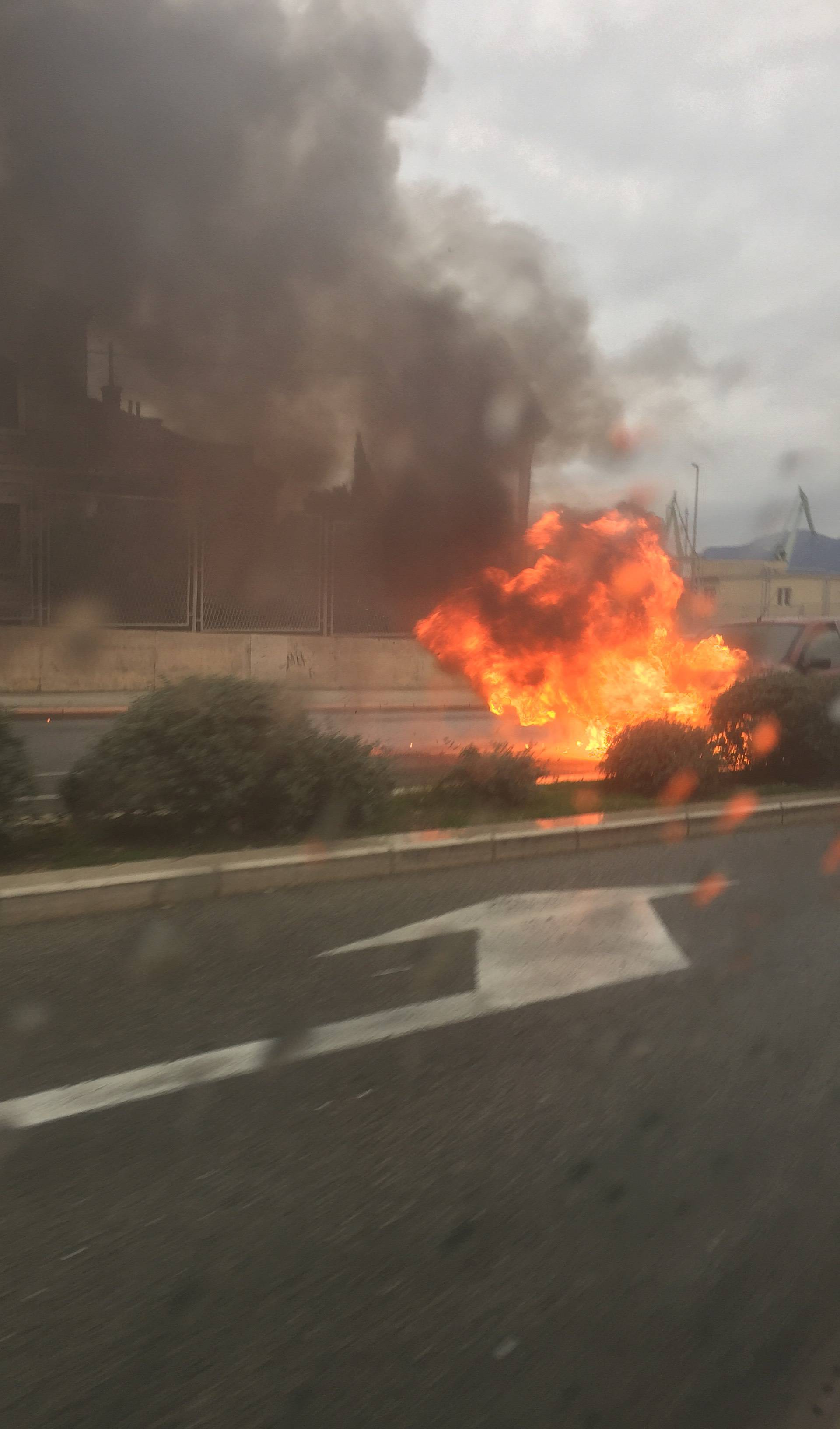 Automobil se zapalio u vožnji, vozač uspio na vrijeme iskočiti