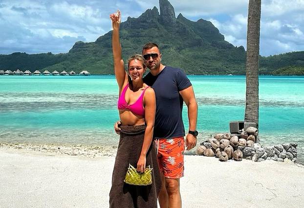 FOTO Sandra na Tahitiju otkrila tetovažu i ukrotila opasnu ražu