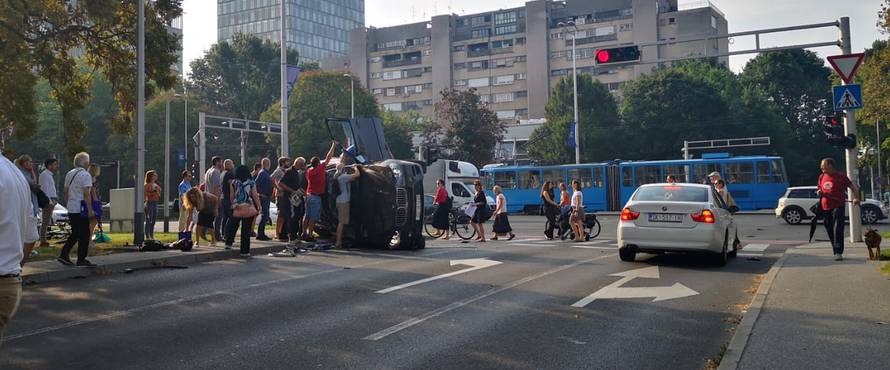 BMW završio na boku, građani izvlačili vozača i ženu iz auta