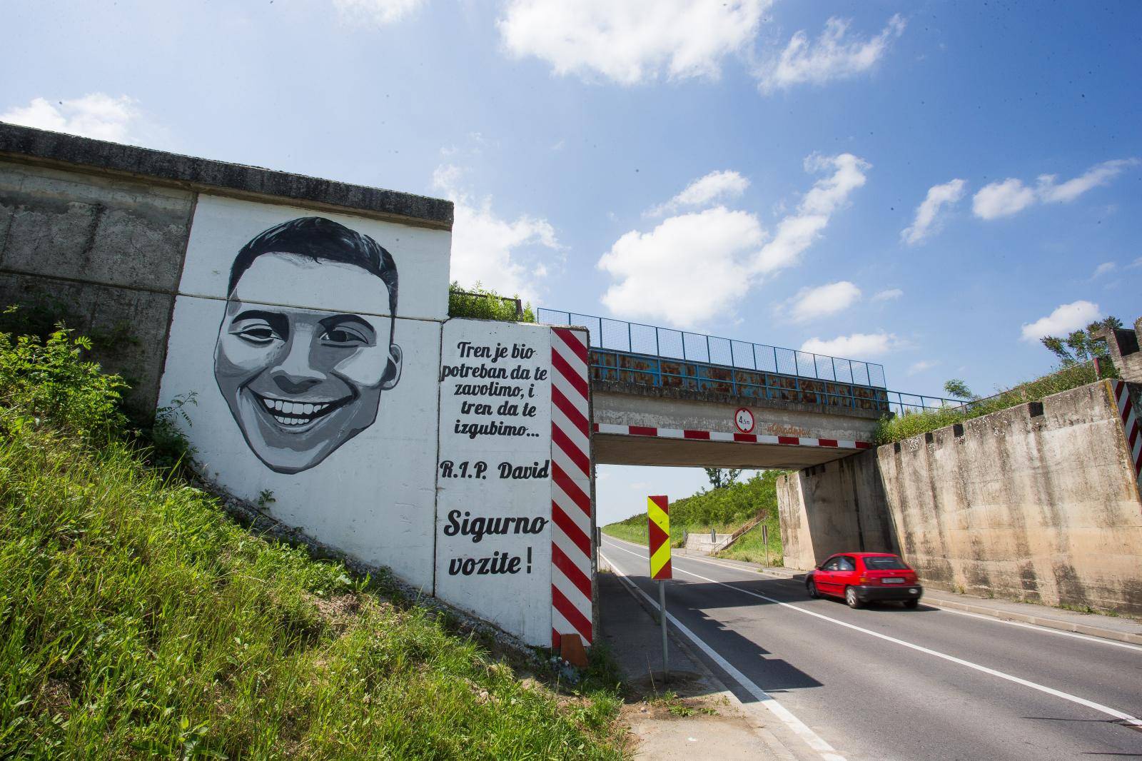 Osijek: Obitelj izradila mural na podvoÅ¾njaku gdje im je poginuo sin
