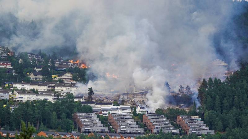FOTO Veliki požar na jugu Norveške: Izgorjelo preko 50 kuća, stotine ljudi evakuirane