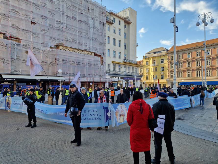Molitelji opet na zagrebačkom Trgu. Tu je i kontraprosvjed: 'Klečite u svojoj spavaćoj sobi'