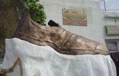 U Iraku podigli spomenik cipeli bačenoj na G. Busha