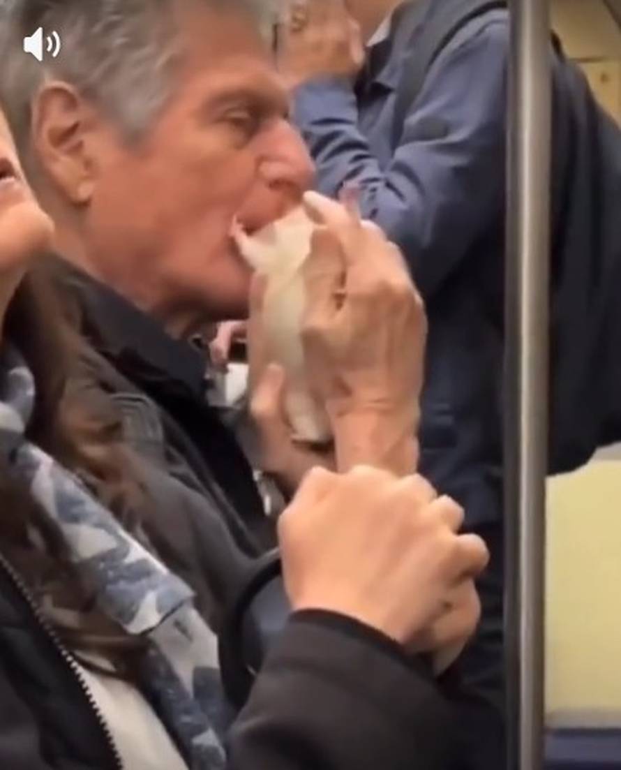 VIDEO Prizor iz pariškog metroa postao hit: Muškarac nosi i ljubi štakora u glavu. Ima i mašnicu!