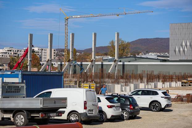 Postavljen peti nosivi stup za sjevernu tribinu na stadionu u Kranj?evi?evoj