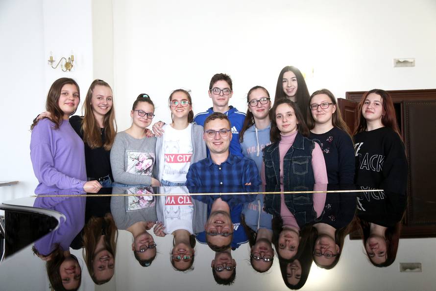 'Ma neću izaći u potkošulji...'- reče on pa oduševi kao Freddie