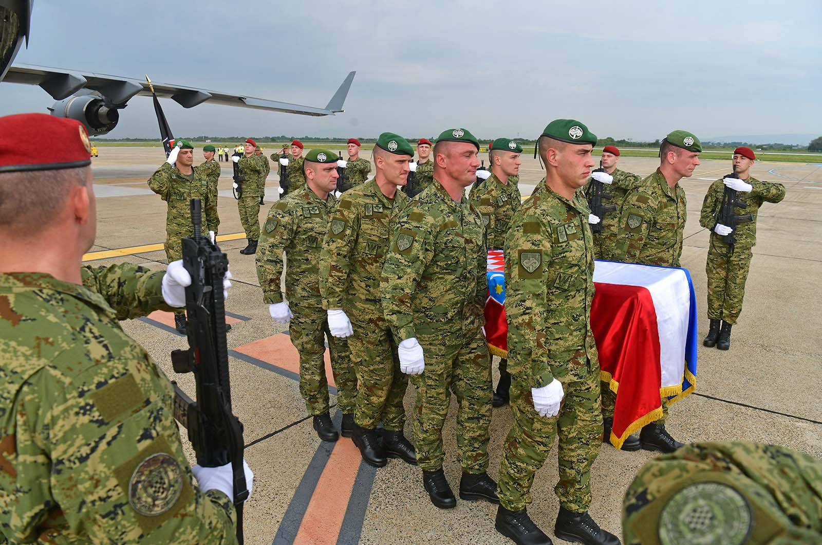 DoÄek preminulog hrvatskog vojnika uz vojne poÄasti