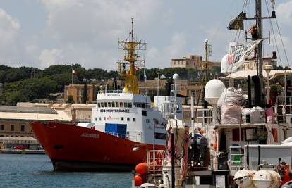 Francuska vlada ne želi brod s migrantima primiti u Marseille