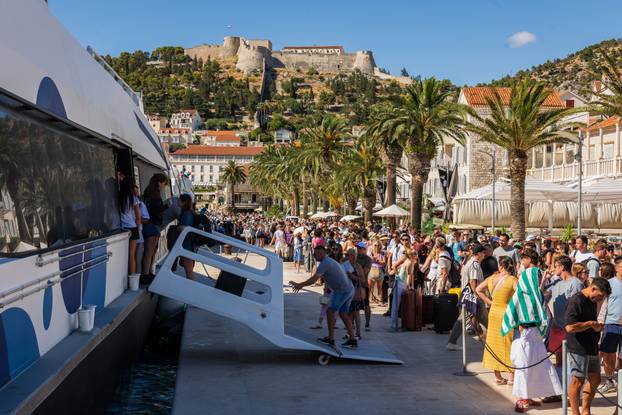 Gužva u gradu Hvaru na ukrcaj i iskrcaj sa katamarana