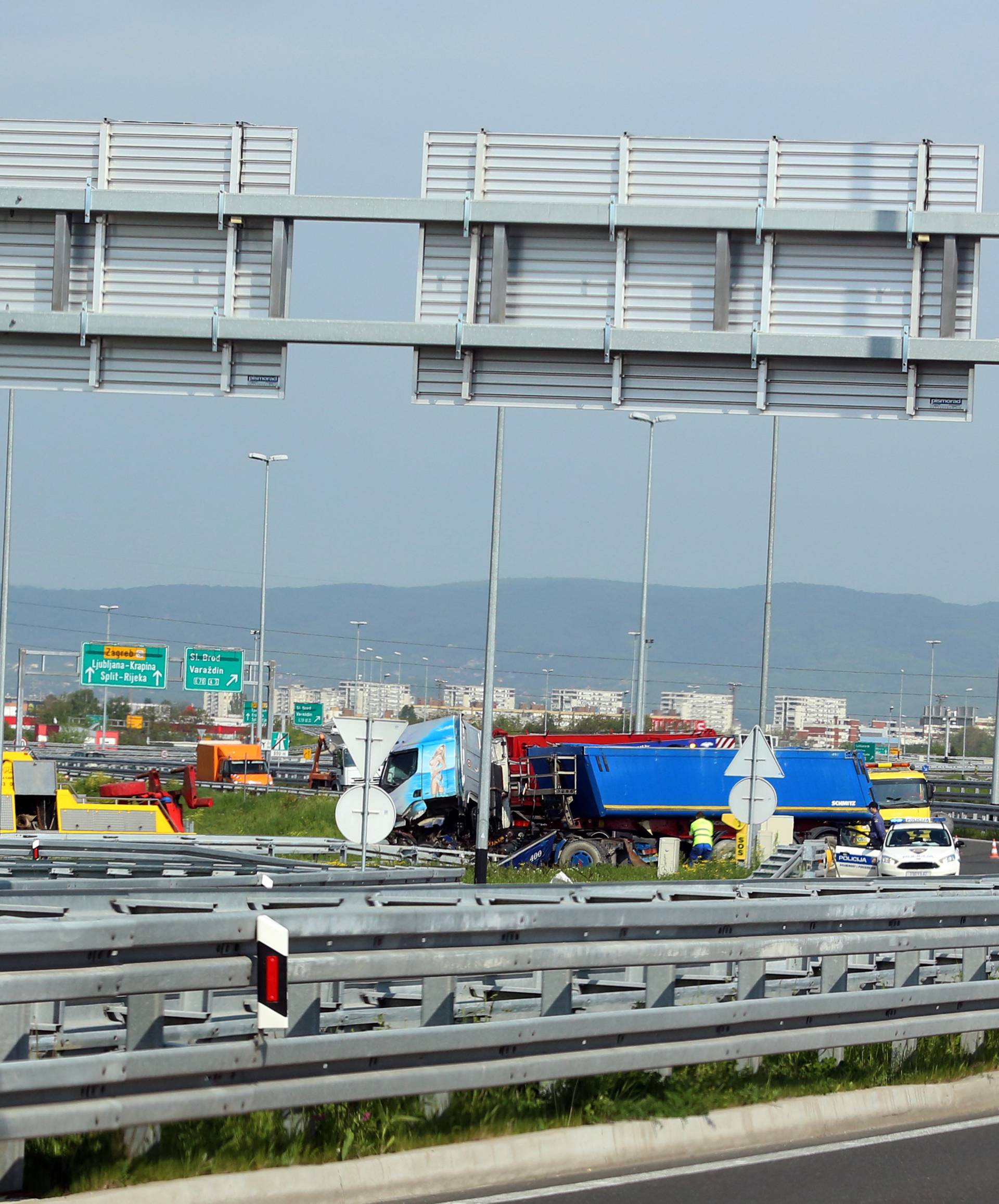 Nesreća kod čvora Veliko Polje: Sudarila se dva tegljača i auto