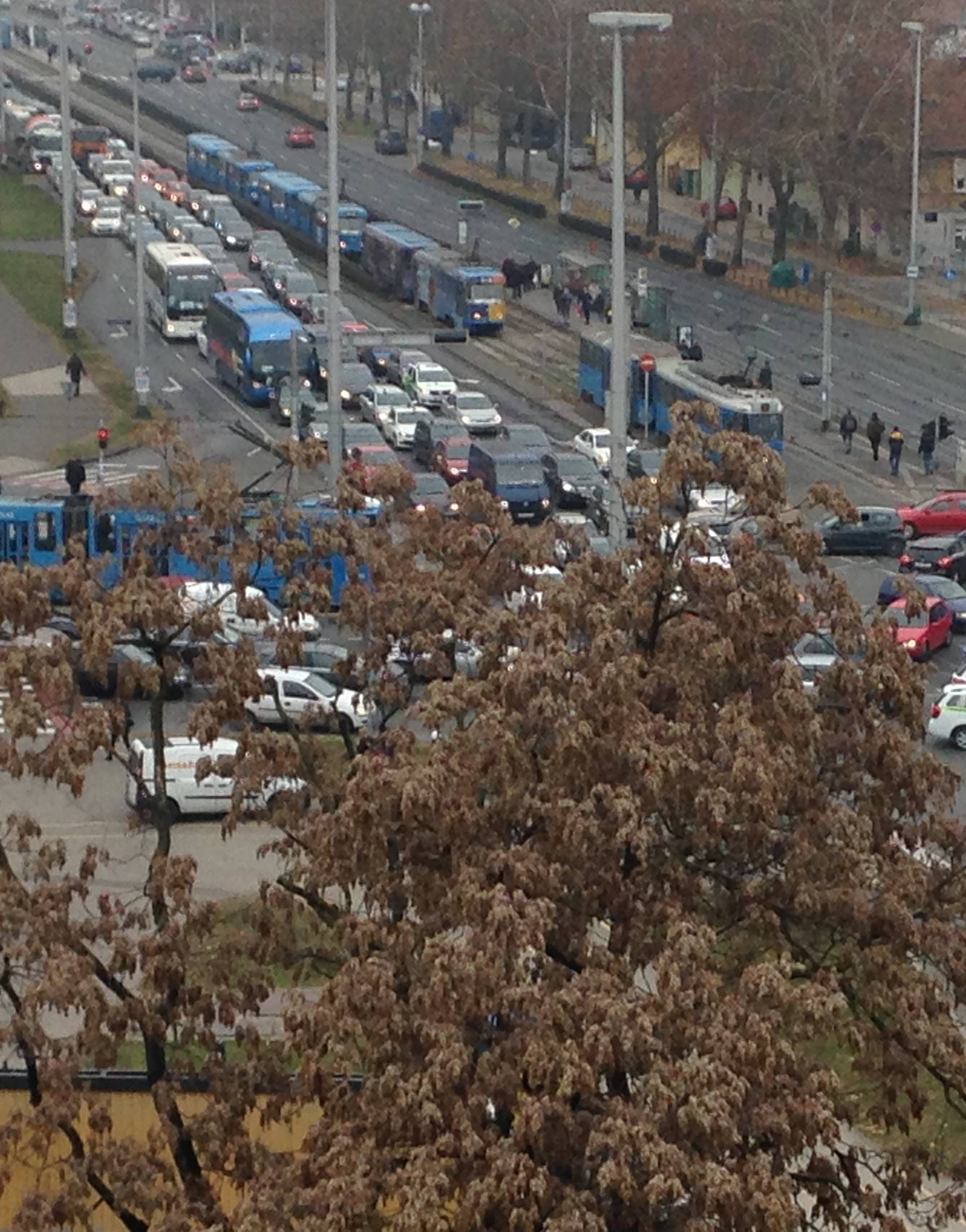 Zagreb je u prometnoj blokadi: Velike gužve, sudari, prijetnje...