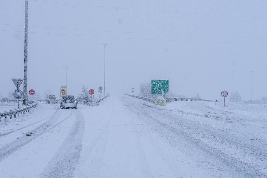 Zimski uvjeti na A1 između čvora Perušić i čvora Gospić