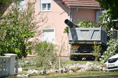 FOTO Užas u Garešnici: Teretnim kamionom se zabio u obiteljsku kuću, stavili stup da se ne uruši