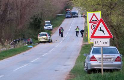 Troje ljudi poginulo u sudaru automobila, ozlijeđeno dijete